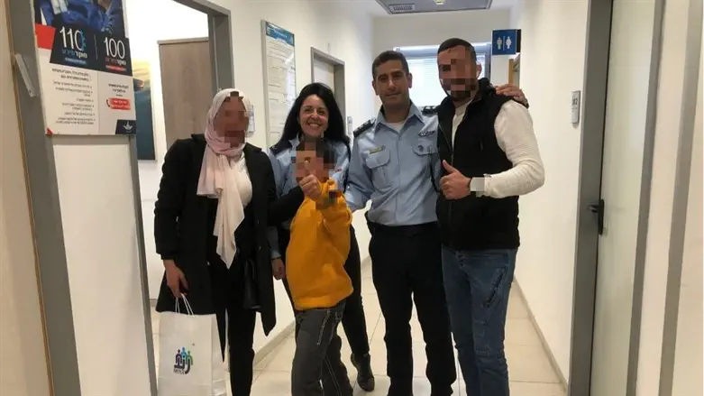 הילד ואמו יחד עם השוטרים