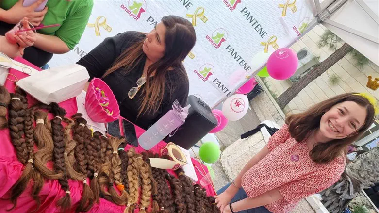 יוזמת התרומה נילי חדד והצמות שנתרמו