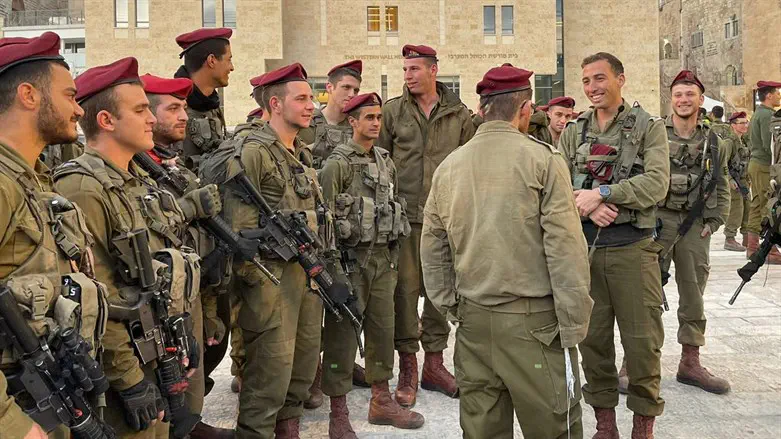 Надав Вайнберг с сослуживцами