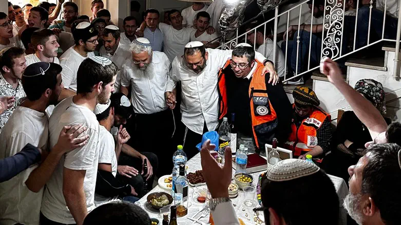 משפחת יניב עם חבריו של הלל בישיבת קרית שמונה