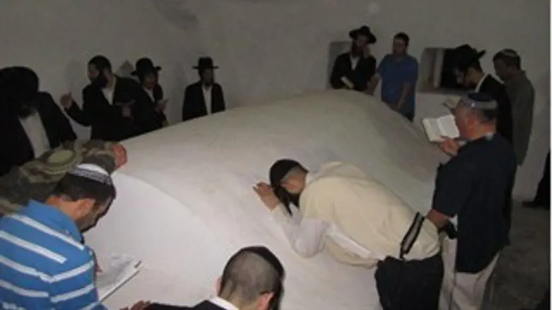 מתפללים בקבר יהושע בן נון