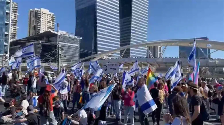 מפגינים חוסמים את נתיבי איילון