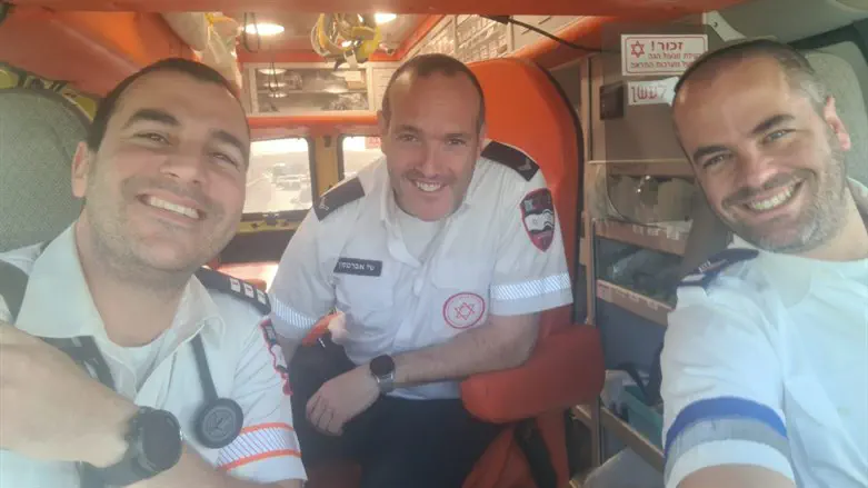 במרכז: שי אברמסון