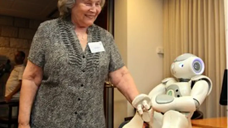 רות ארנון עם רובוט