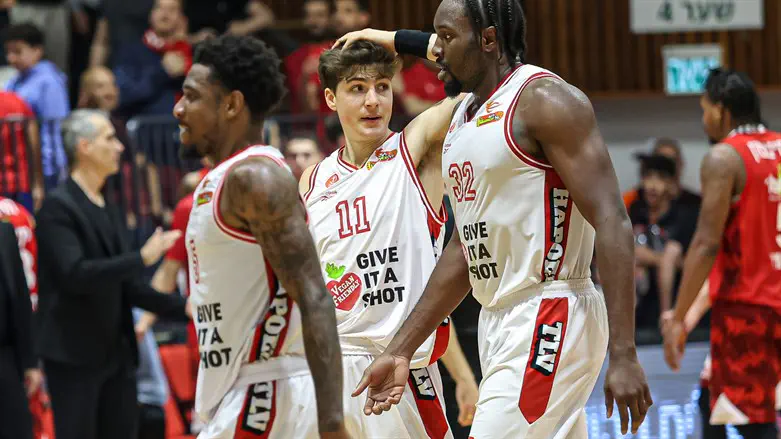 שחקני הפועל חוגגים חזרה למסלול הניצחונות