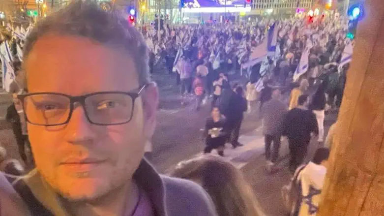 יבגני זרובינסקי בהפגנה