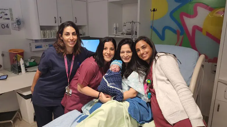 חן חדד עם הצוות הרפואי