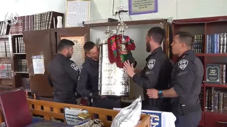 ספרי התורה בבית הכנסת בחריש