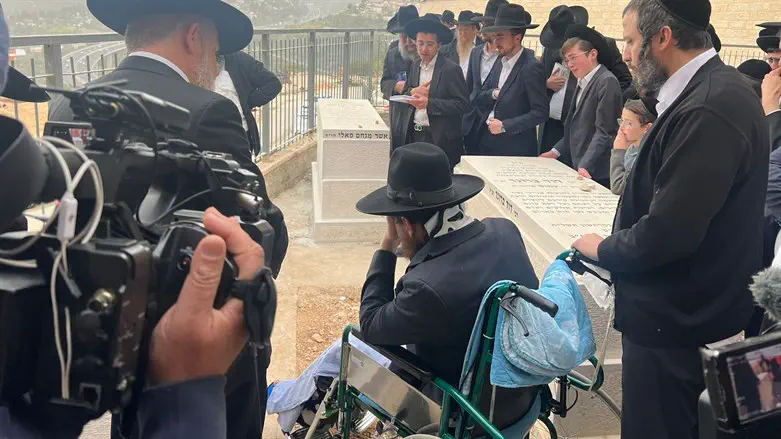 אברהם פלאי, שנפצע בפיגוע, עלה לקברם של שני בניו שנרצחו