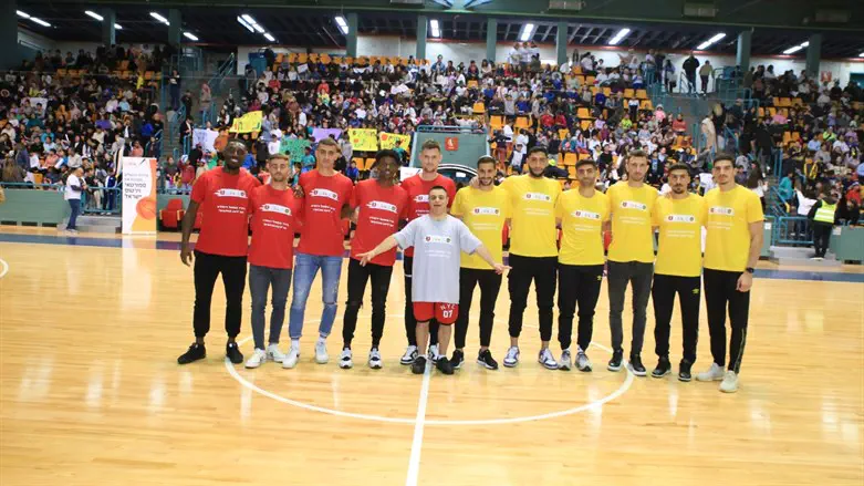 שחקני בית"ר והפועל היום באולם מלחה