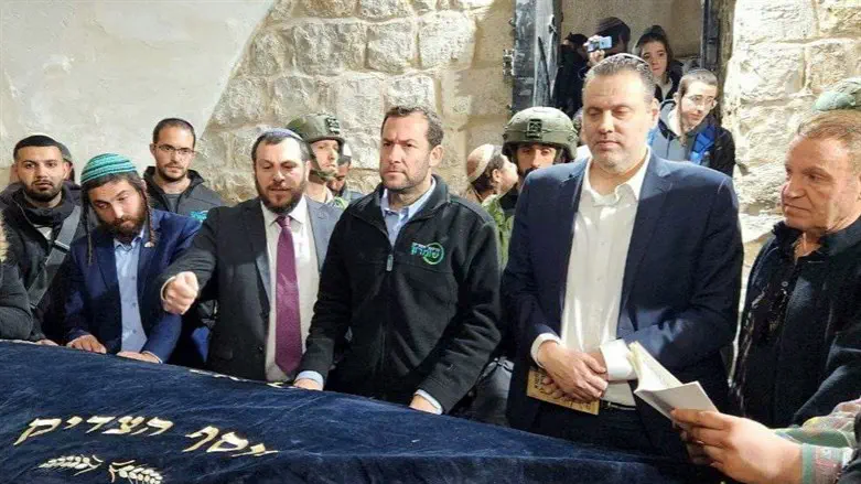 השרים עם יוסי דגן בקבר יוסף