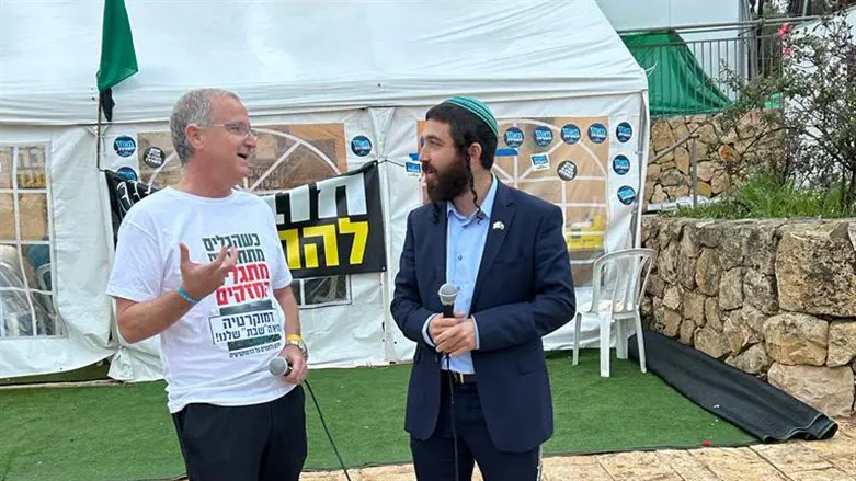 צבי סוכות במאהל המחאה נגד הרפורמה