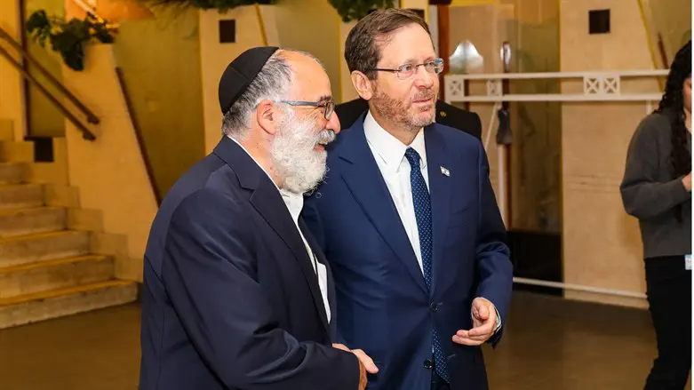 הנשיא יצחק הרצוג עם הרב בלוי