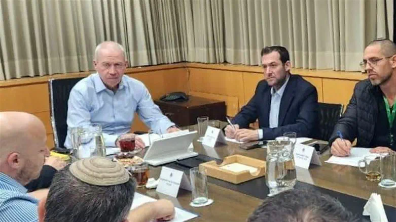 יוסי דגן עם השר גלנט