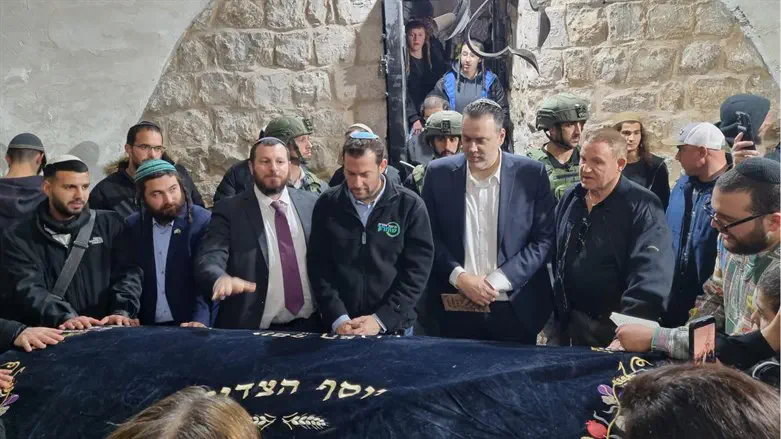 אליאב ומיקי זוהר, יוסי דגן, עמיחי אליהו וצבי סוכות בקבר יוסף