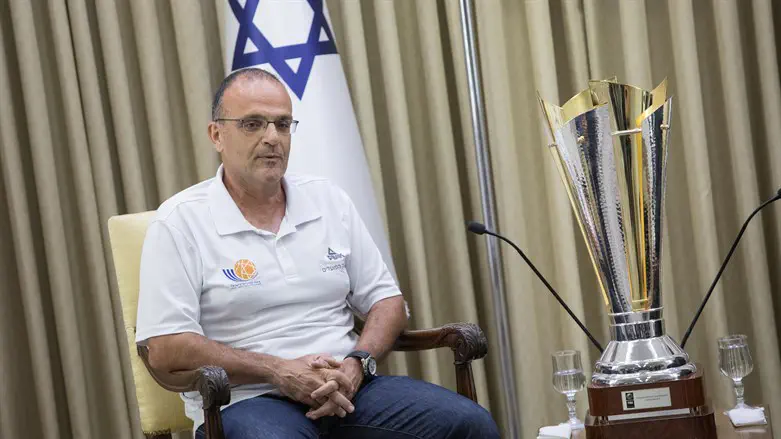 בית הלחמי עם גביע אירופה בו זכה עם נבחרת העתודה של ישראל