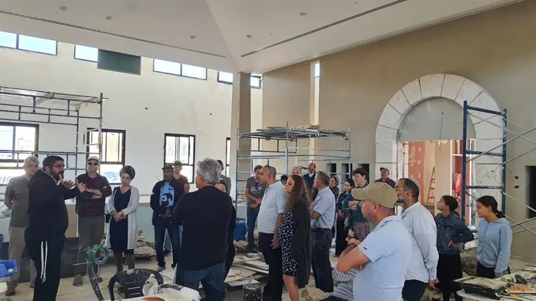 השותפים לבניית בית הכנסת מסיירים במבנה