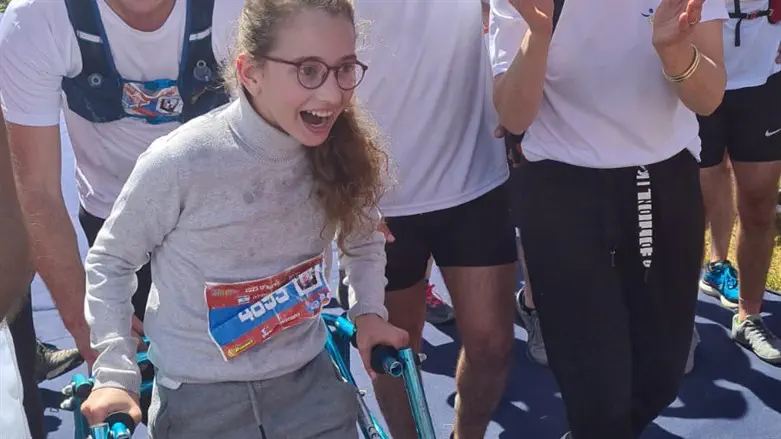 רות מגיעה לקו הסיום במרתון ירושלים