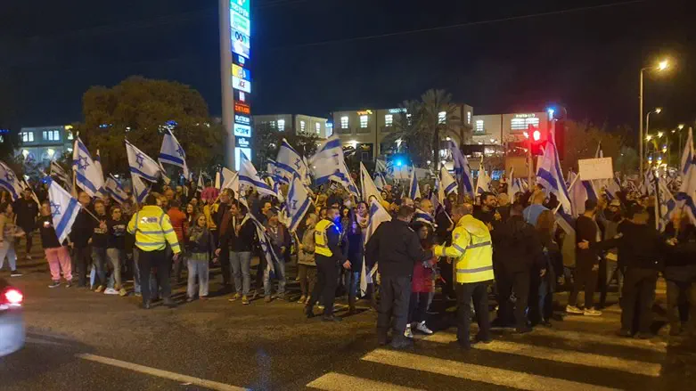 שוטרים מול מפגינים בצומת כרכור