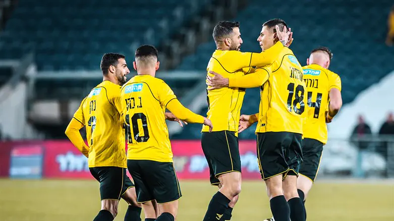 שחקני בית"ר חוגגים ניצחון הערב בטדי