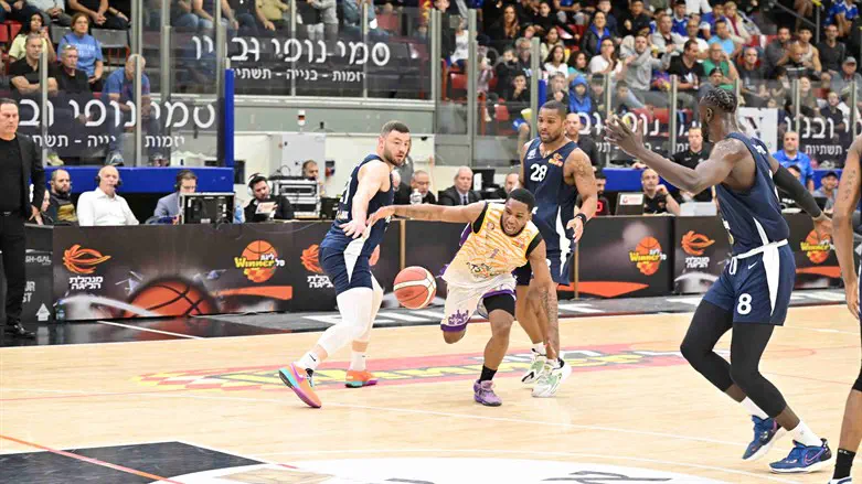 שחקני אילת מול חולון הערב