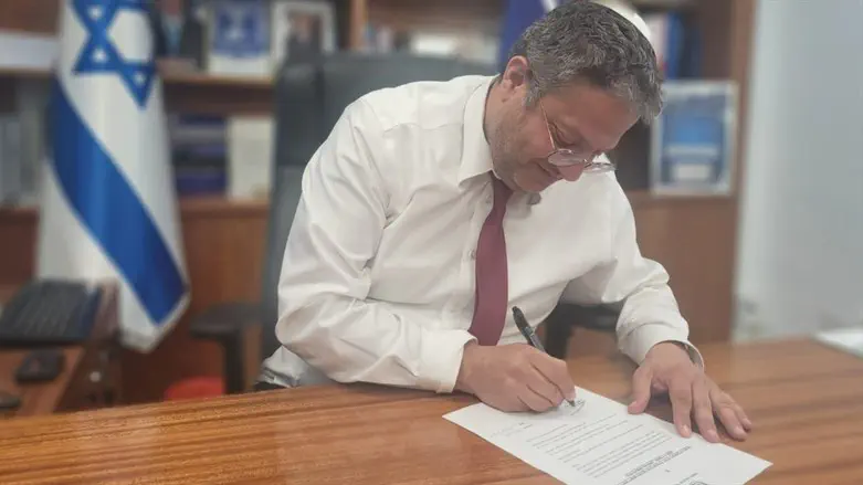 Ben-Gvir signing closure order
