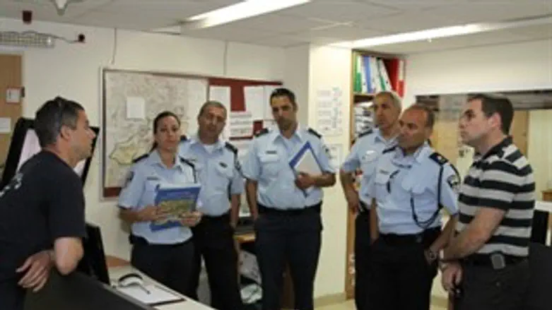 עודד רביבי יחד עם ניצב עמוס יעקב בסיור