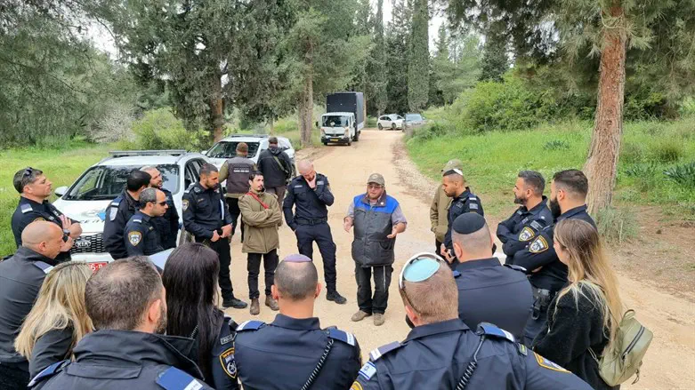 Israel Dog Unit volunteers preparing police officers for a search 