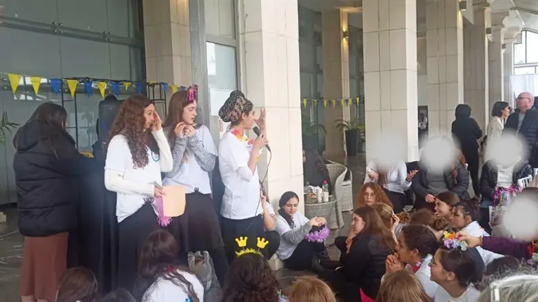 בנות אולפנת חורב בטקס