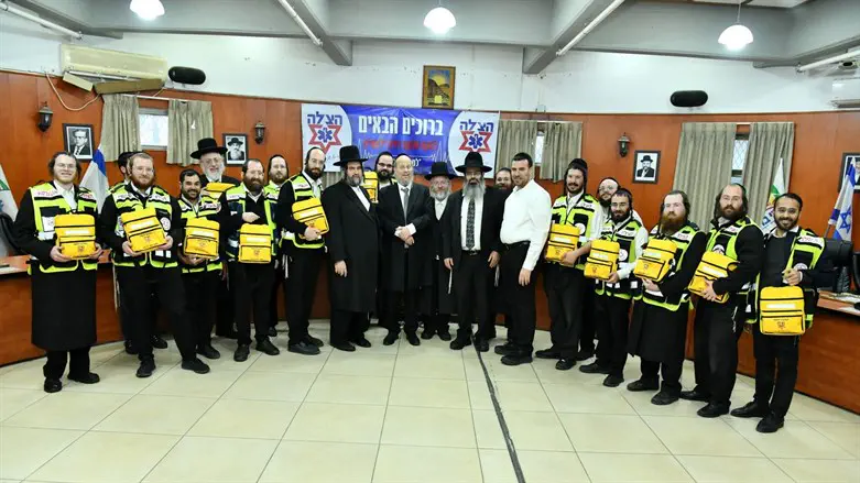 חלוקת דפיברלטורים לארגון הצלה