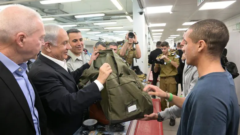 נתניהו וגלנט בלשכת הגיוס תל השומר 