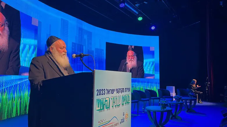 יצחק גולדקנופף נואם בוועידה