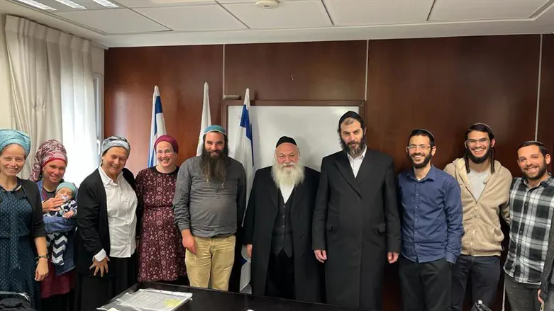 ראשי נחלה ומשפחות אביתר עם השר גולדקנופף