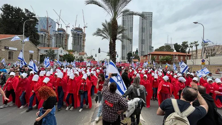 מפגינים חוסמים את רחוב קפלן בתל אביב