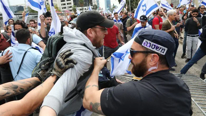 Столкновения на демонстрации. Иллюстрация