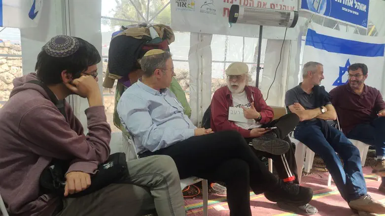 הרב אהד טהרלב (שני משמאל)במאהל