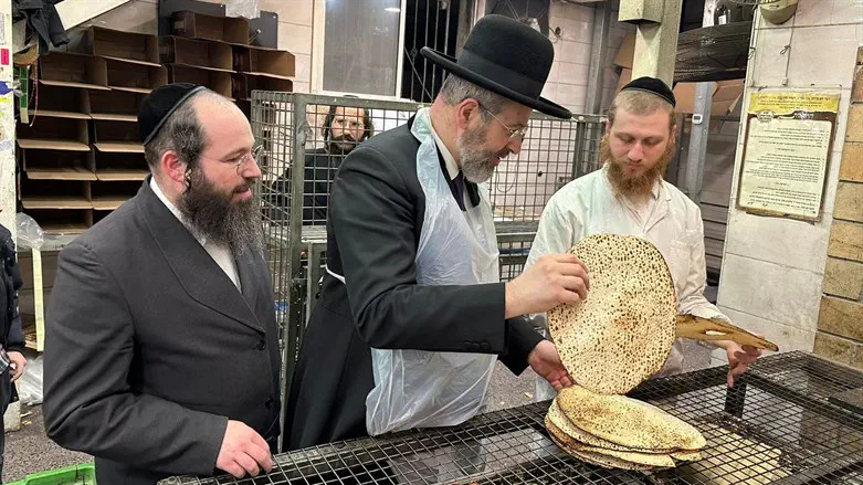 הרב דוד לאו במהלך אפיית מצות