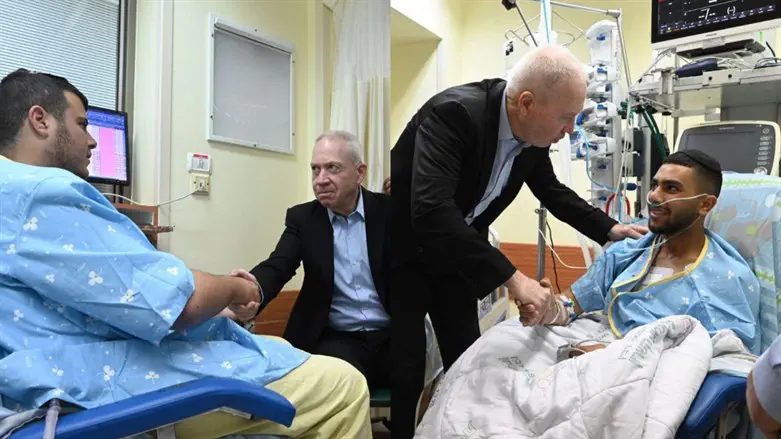 Minister Gallant visits the wounded soldiers