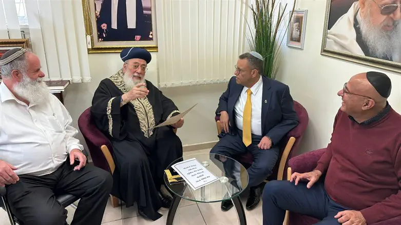 משה ליאון והרב עמאר במכירת חמץ