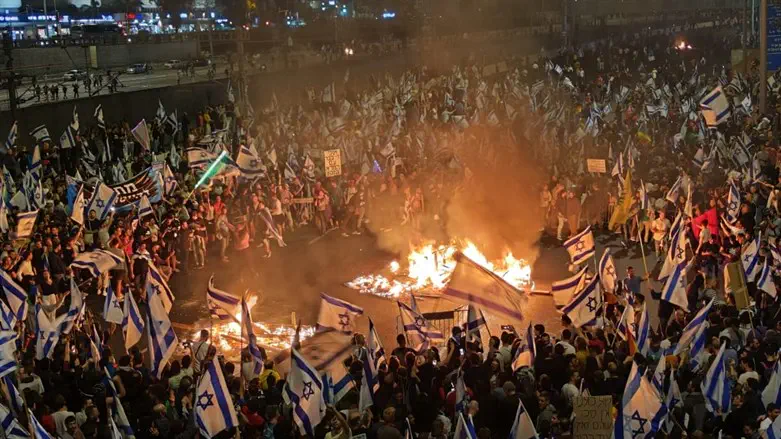 מפגינים באיילון מסביב למדורה שהבעירו