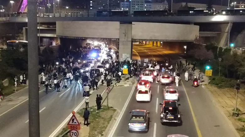 מפגיני ימין חוסמים את כביש בגין