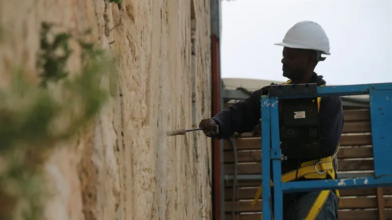 העבודות בכותל לקראת חג הפסח