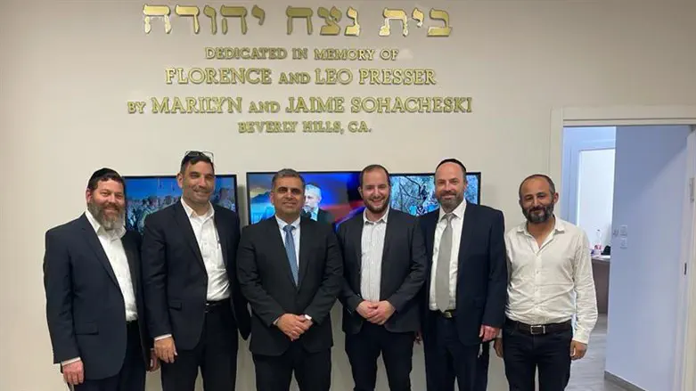 השר אופיר סופר בבית "נצח יהודה"