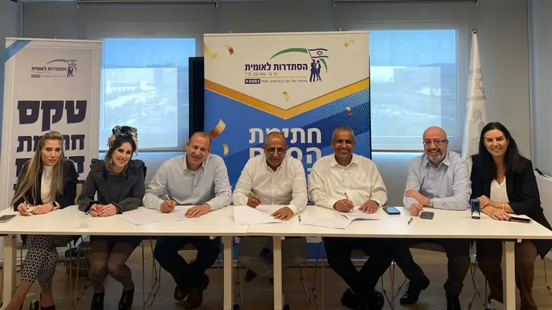 נציגי הנמל עם יו"ר ההסתדרות הלאומית יואב שמחי