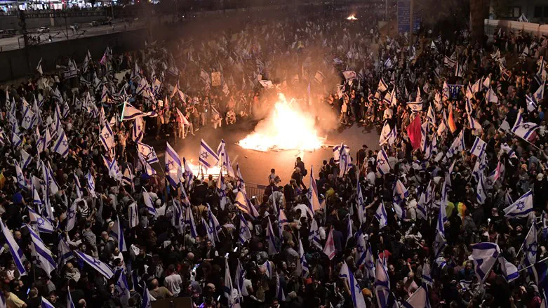 anti-govt. protestors in Tel Aviv
