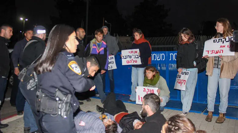 Протестующие у ворот Кнессета