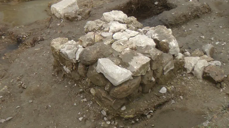 Revealed altar