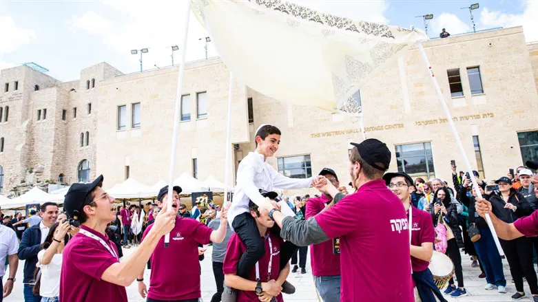 חגיגת בר המצווה ליתומים בכותל