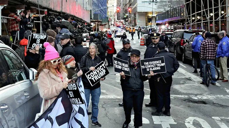מתנגדי טראמפ מפגינים מול משרד התובע המחוזי של מנהטן בניו יורק