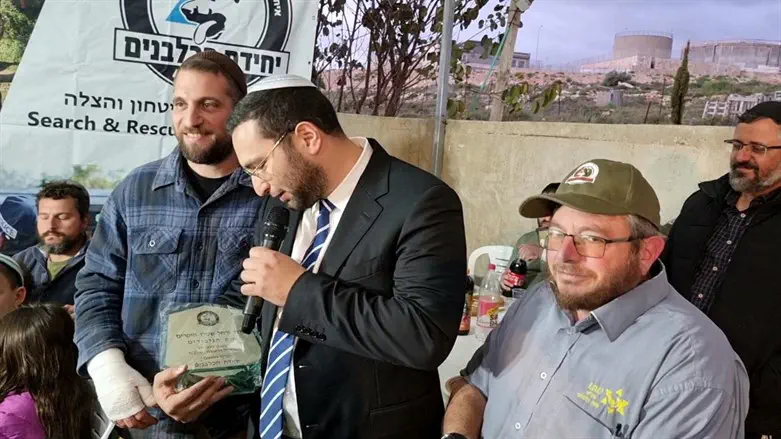 Minister Yitzchak Wasserlauf presents an award to David Stern at the tribute eve